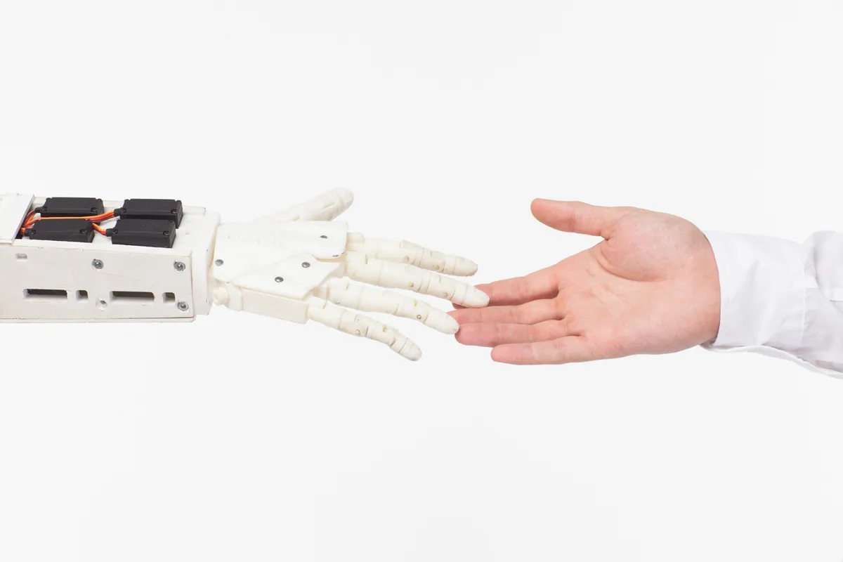 ロボットと人の指のタッチ