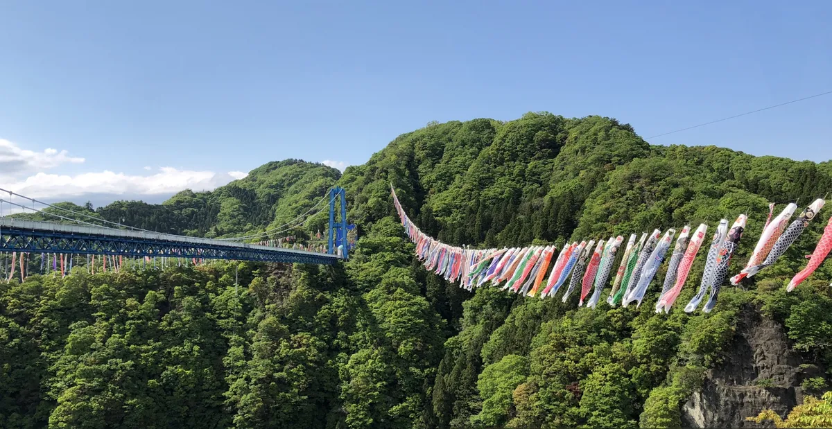 山と橋にかかる鯉のぼり