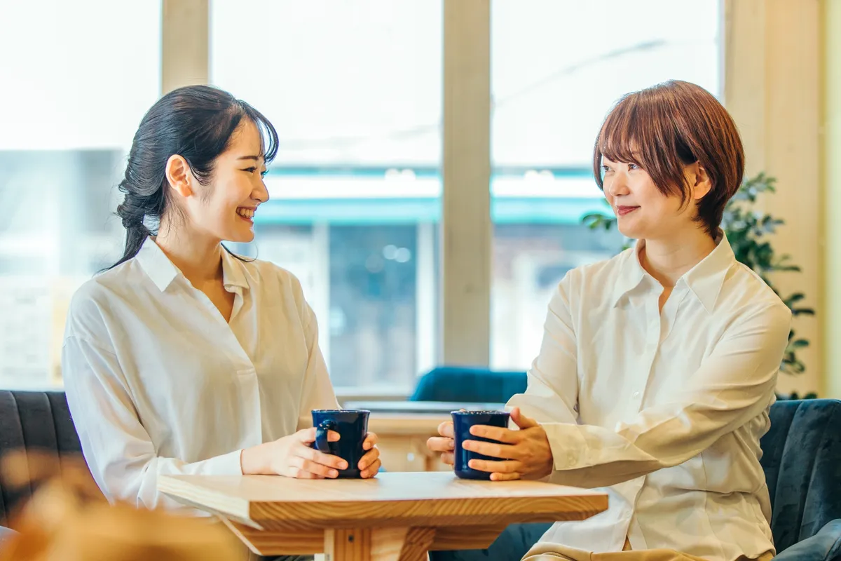 カフェで会話する女性二人