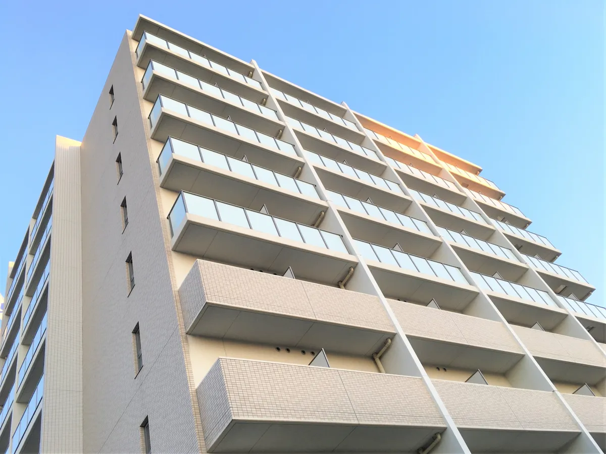 見上げた高層マンション
