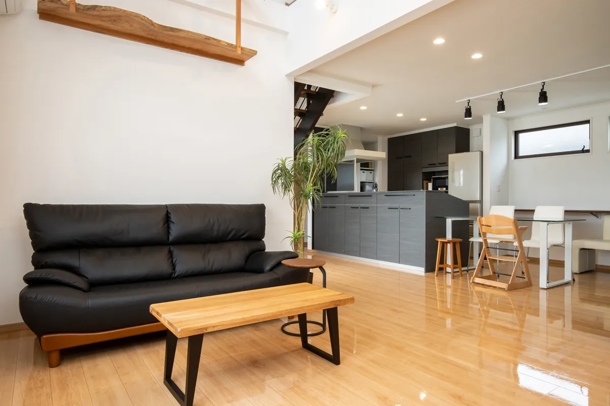 黒革ソファのモダンリビング