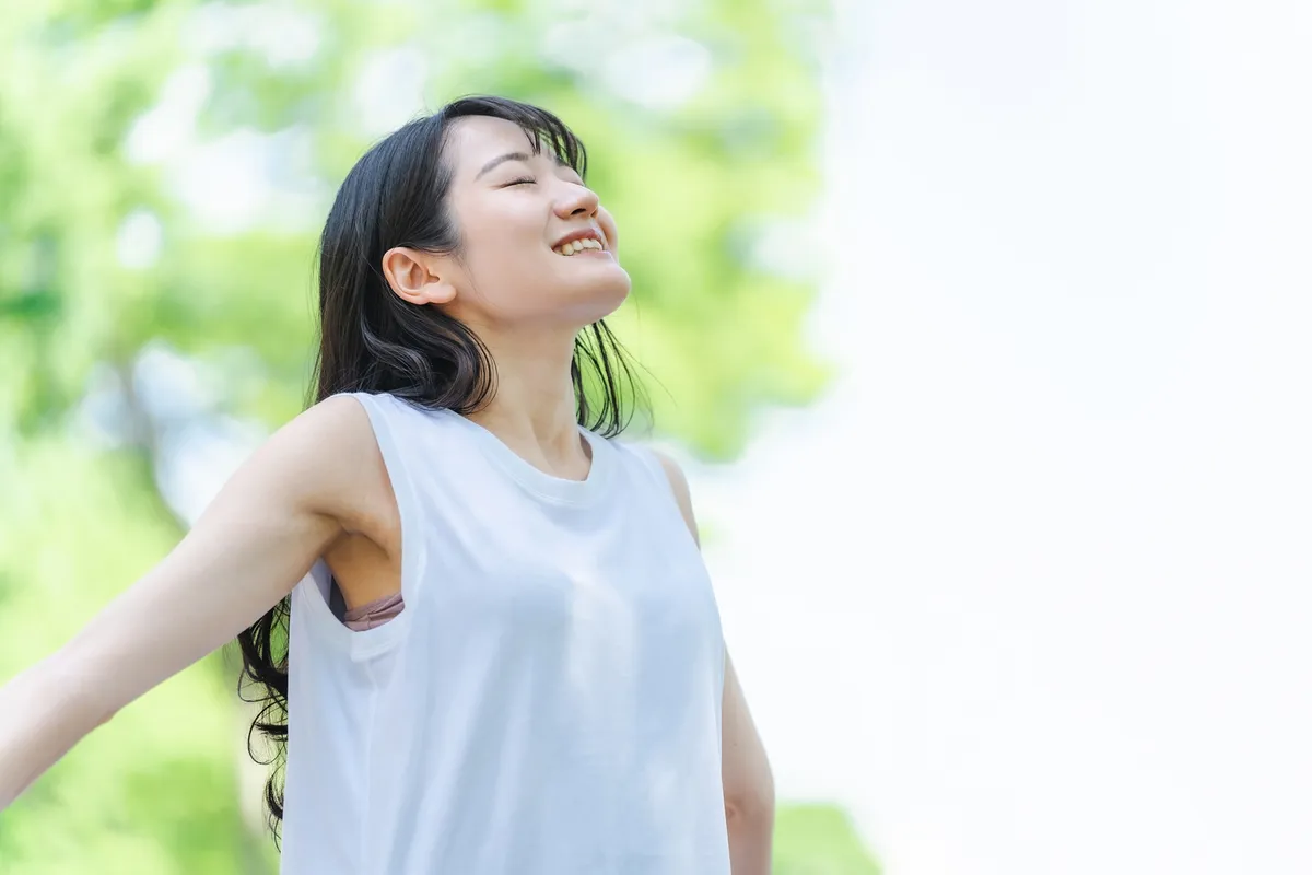 新緑の中で微笑む女性