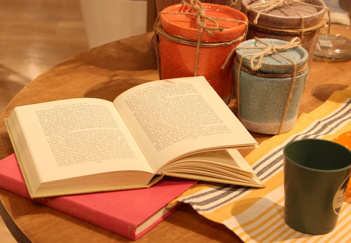 陶器と緑マグのある読書テーブル