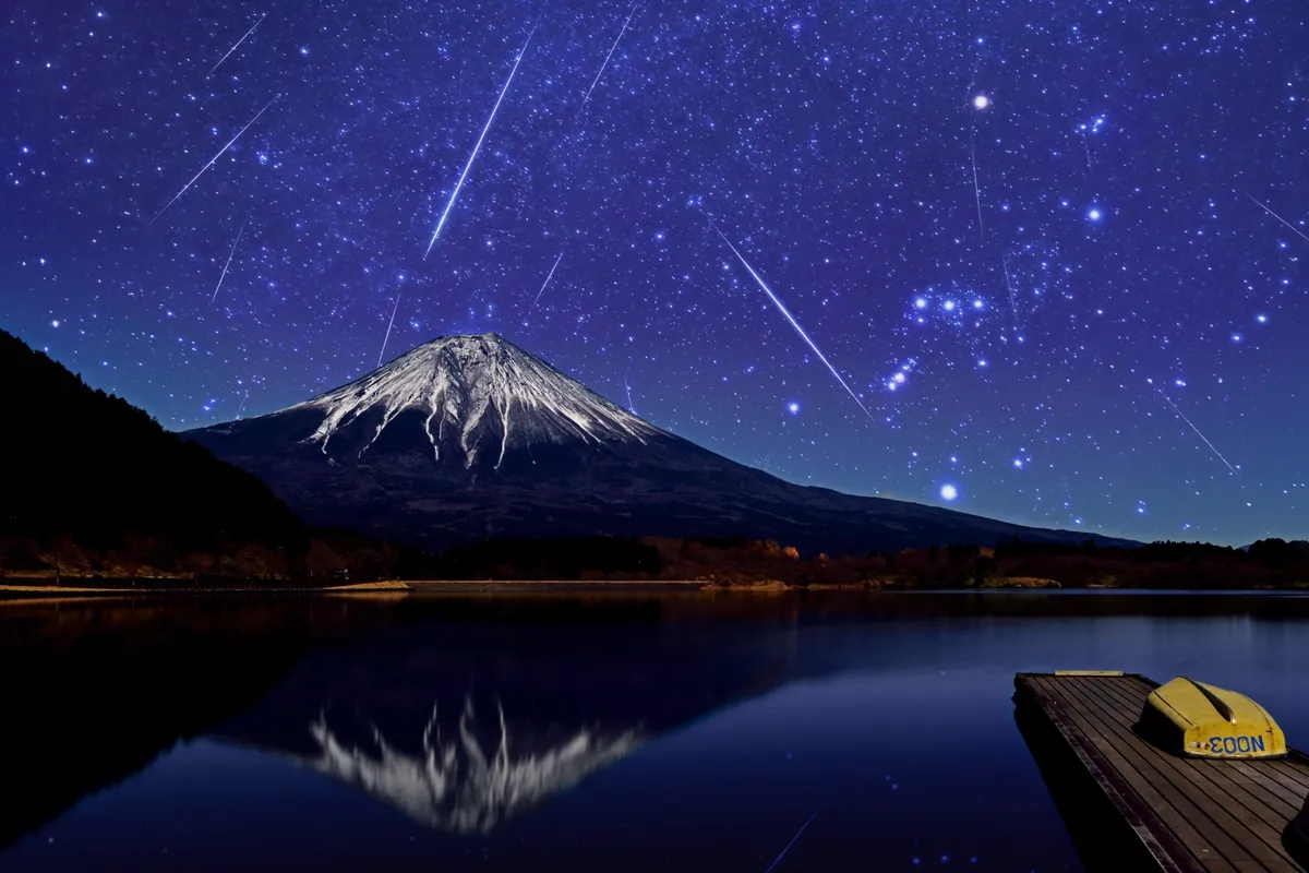 富士山と流星群と星空