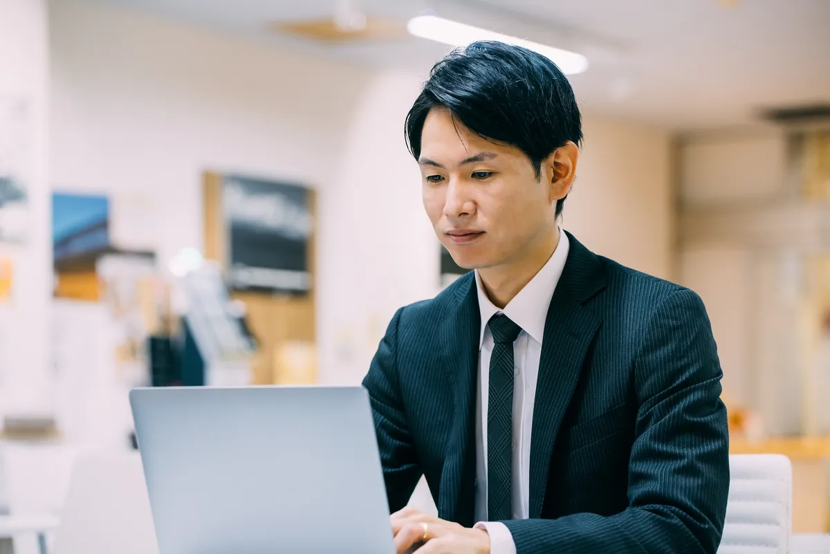 ノートPCに向かう男性ビジネスマン