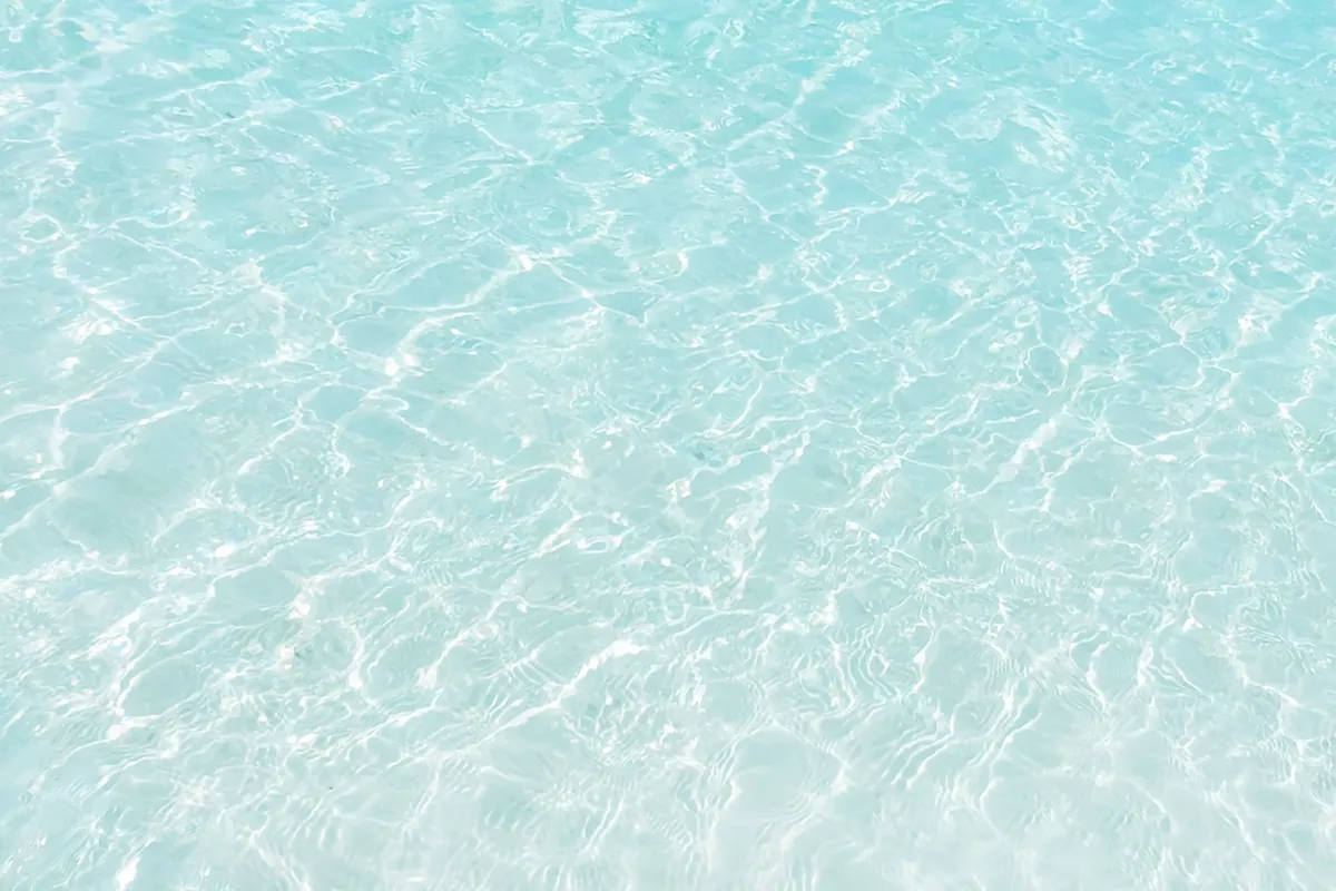 透明なエメラルドの海面