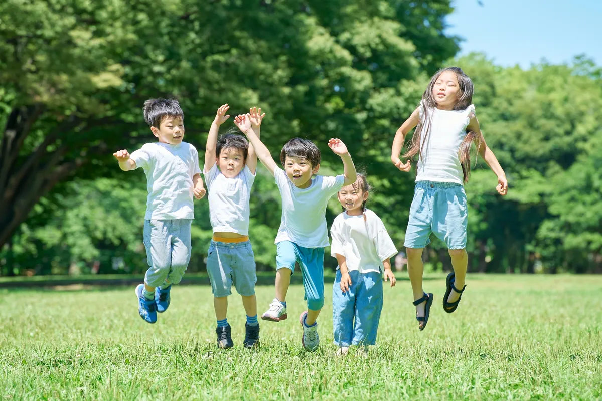 公園でジャンプする子どもたち