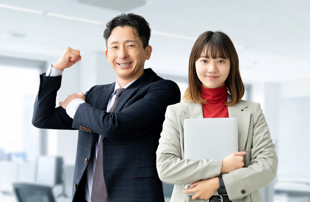 ガッツポーズのビジネスマンと女性