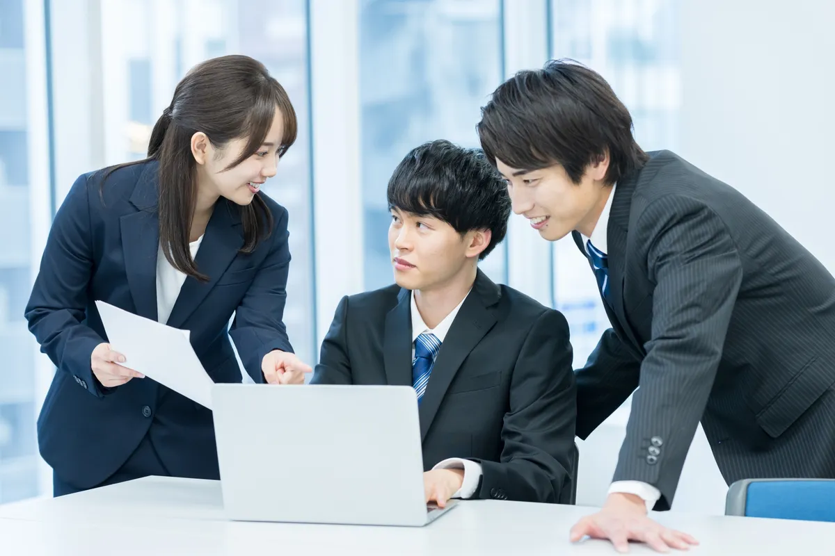 ノートPCを囲む3人の会議