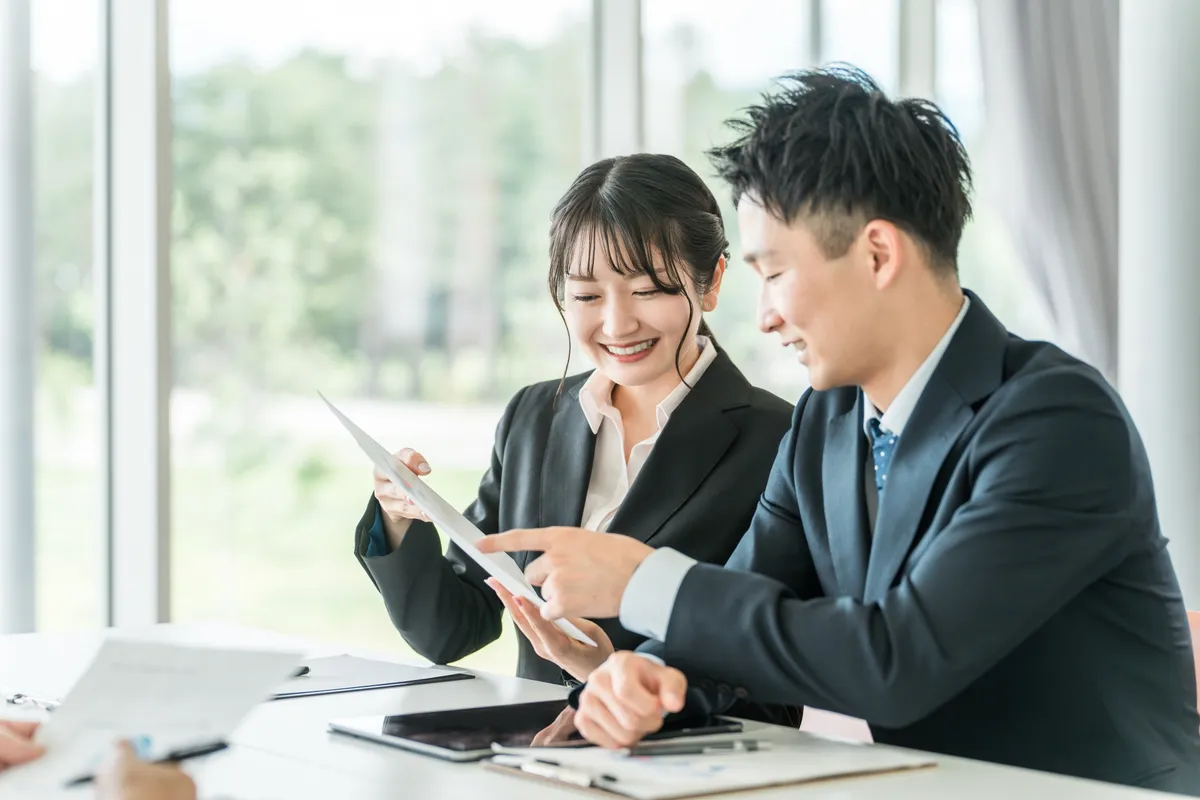 書類を確認する男女