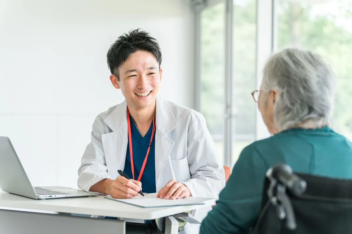 シニア患者と笑顔の医師
