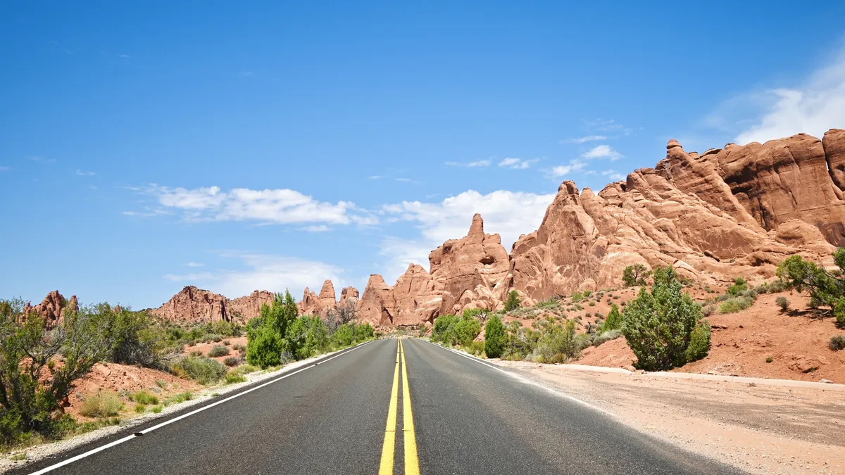 アメリカ西部の岩山と道路