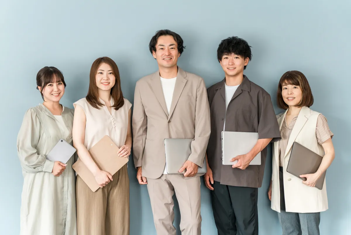 ノートPCを持つ日本人ビジネスチーム