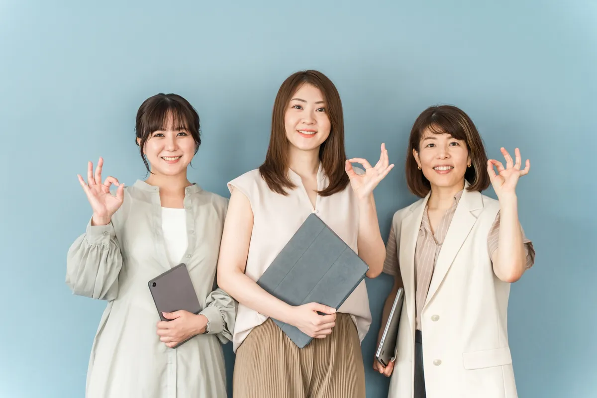 OKサインの女性3人チーム