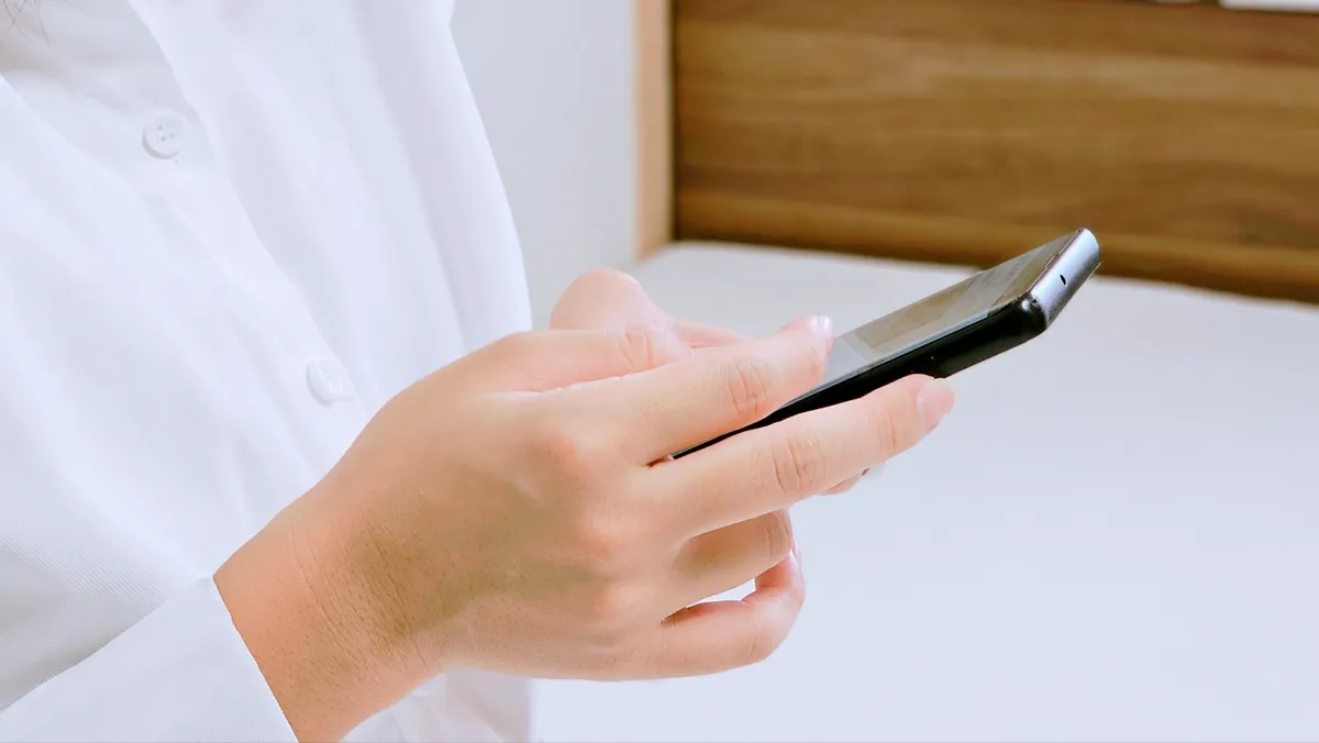 スマートフォンを操作する手