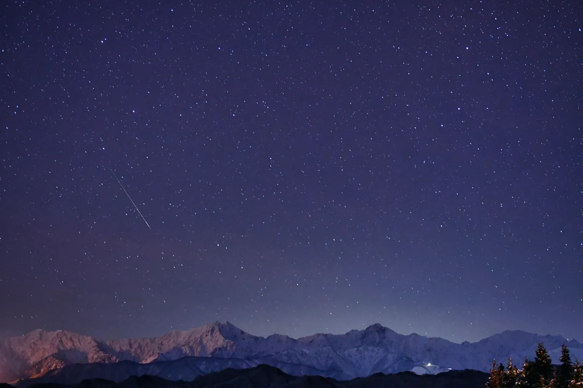 雪山と流星の夜空