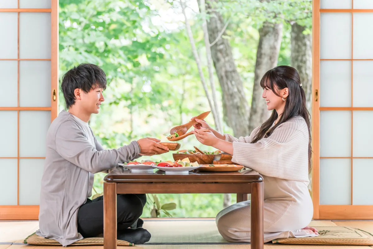 和室で食事をするカップル