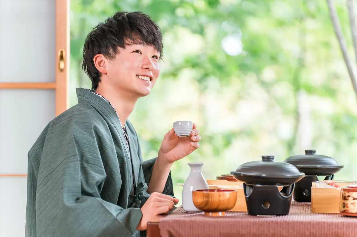浴衣で和食を楽しむ男性