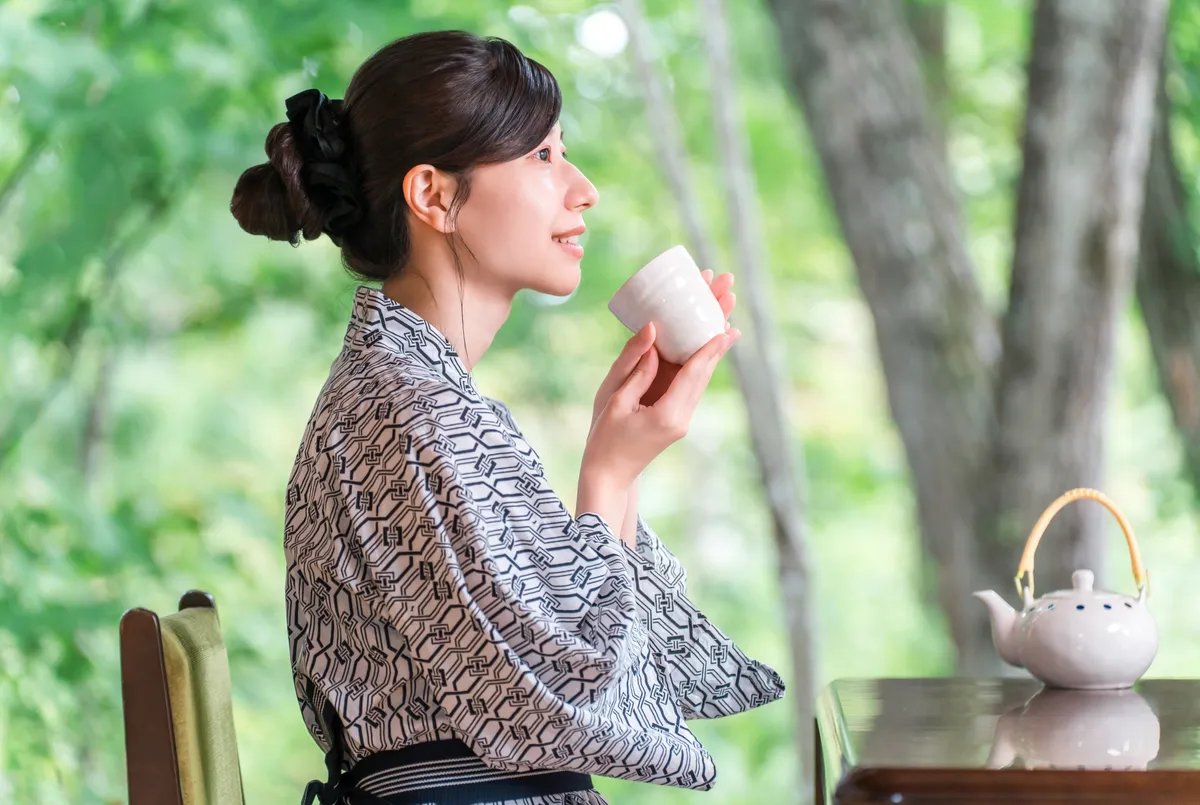 浴衣でお茶をたしなむ女性