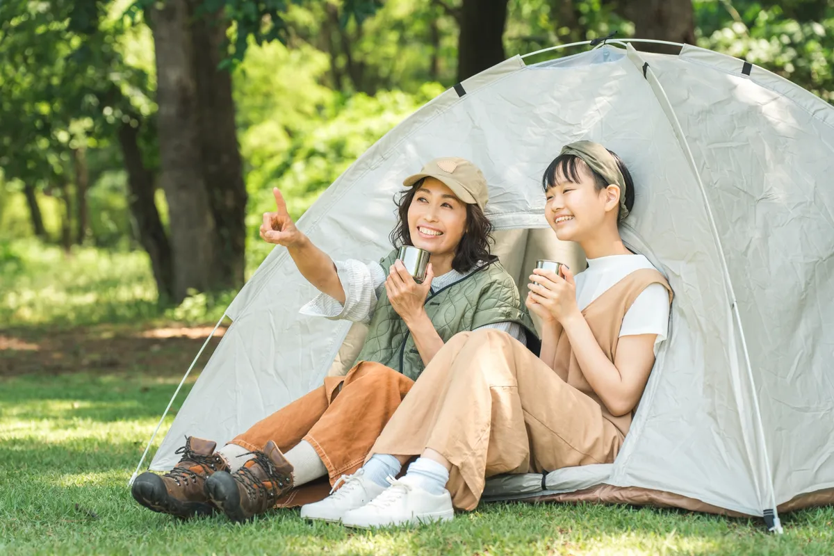 テント前で寛ぐ母娘