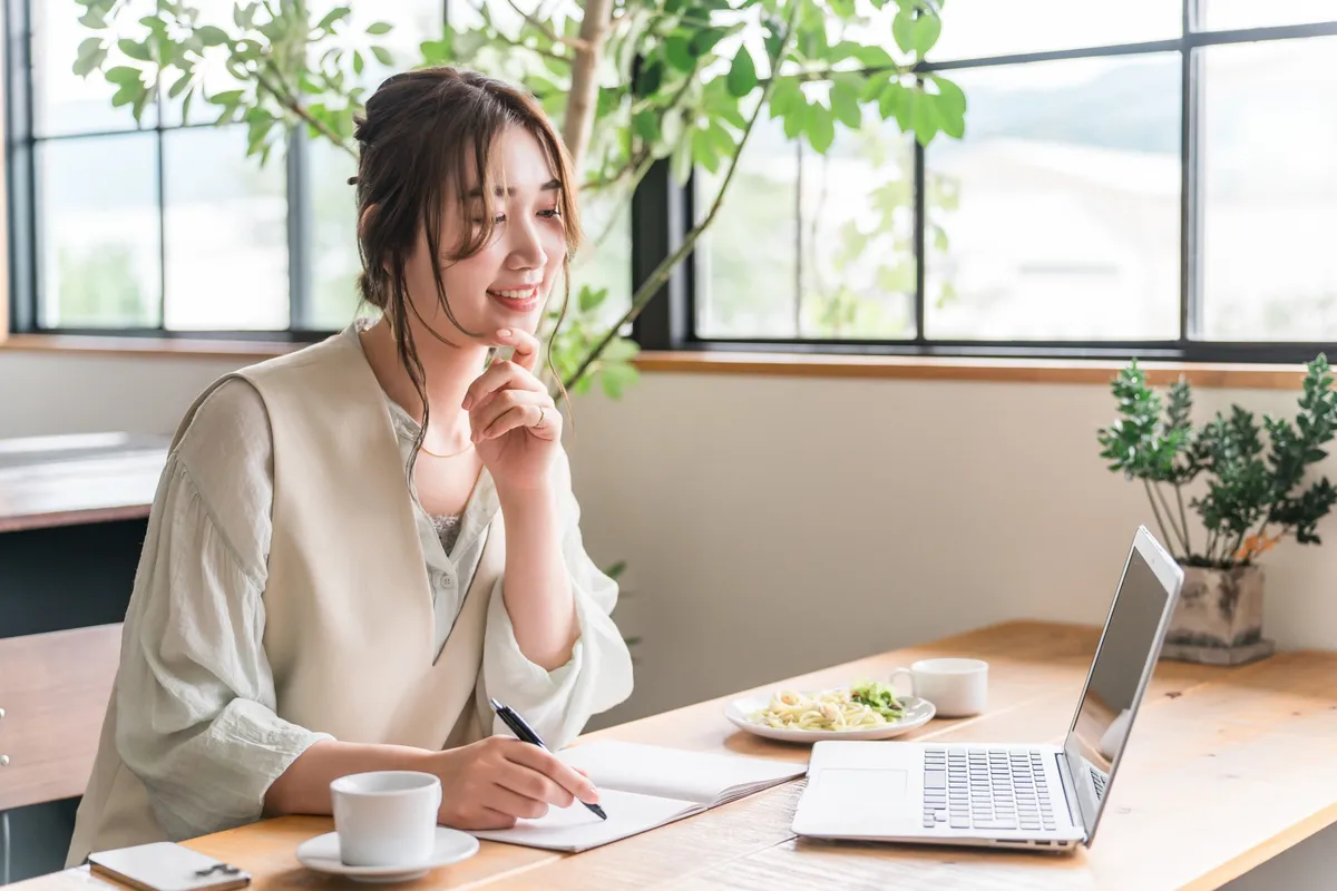 カフェでノートPCに向かう女性