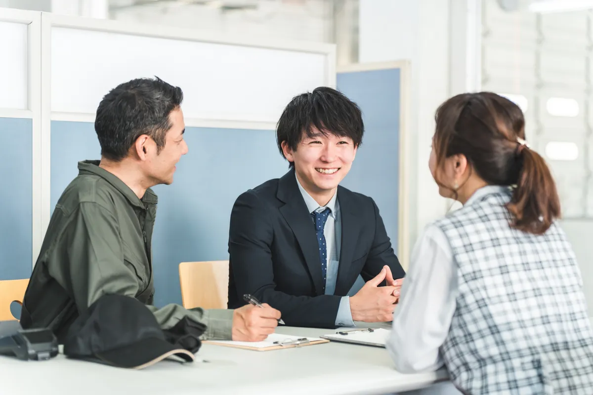 笑顔の営業マンと顧客の商談