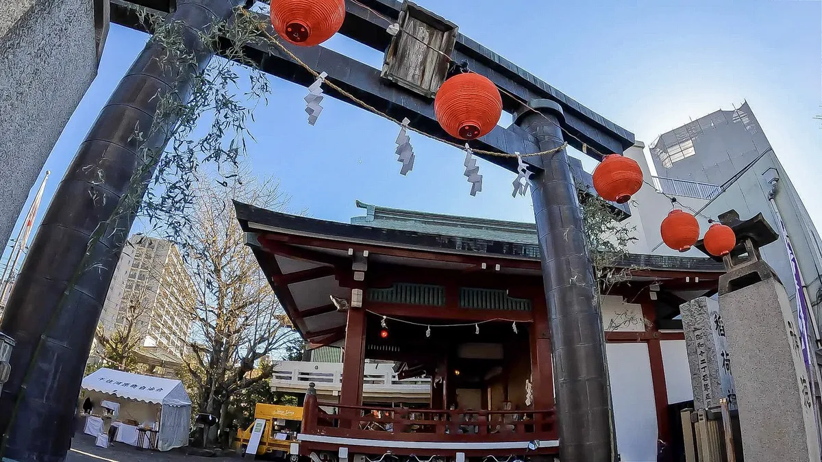 提灯の下がる神社の拝殿
