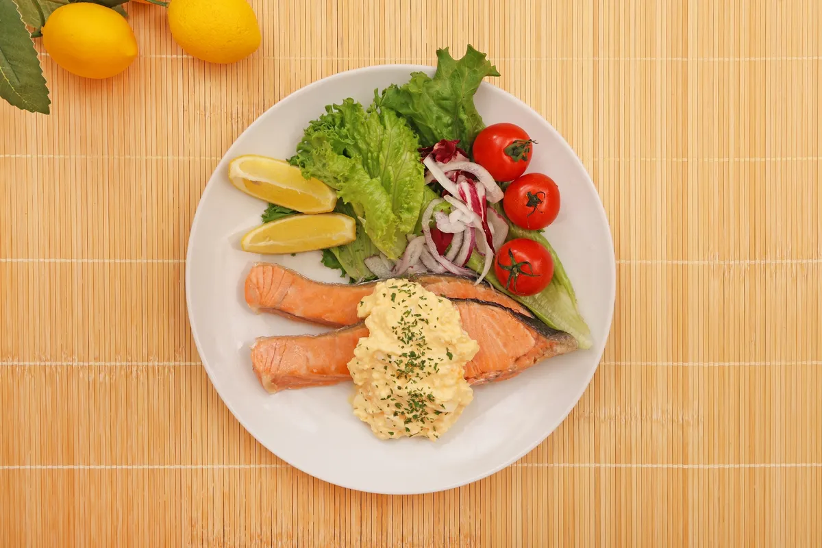 鮭料理とサラダのプレート