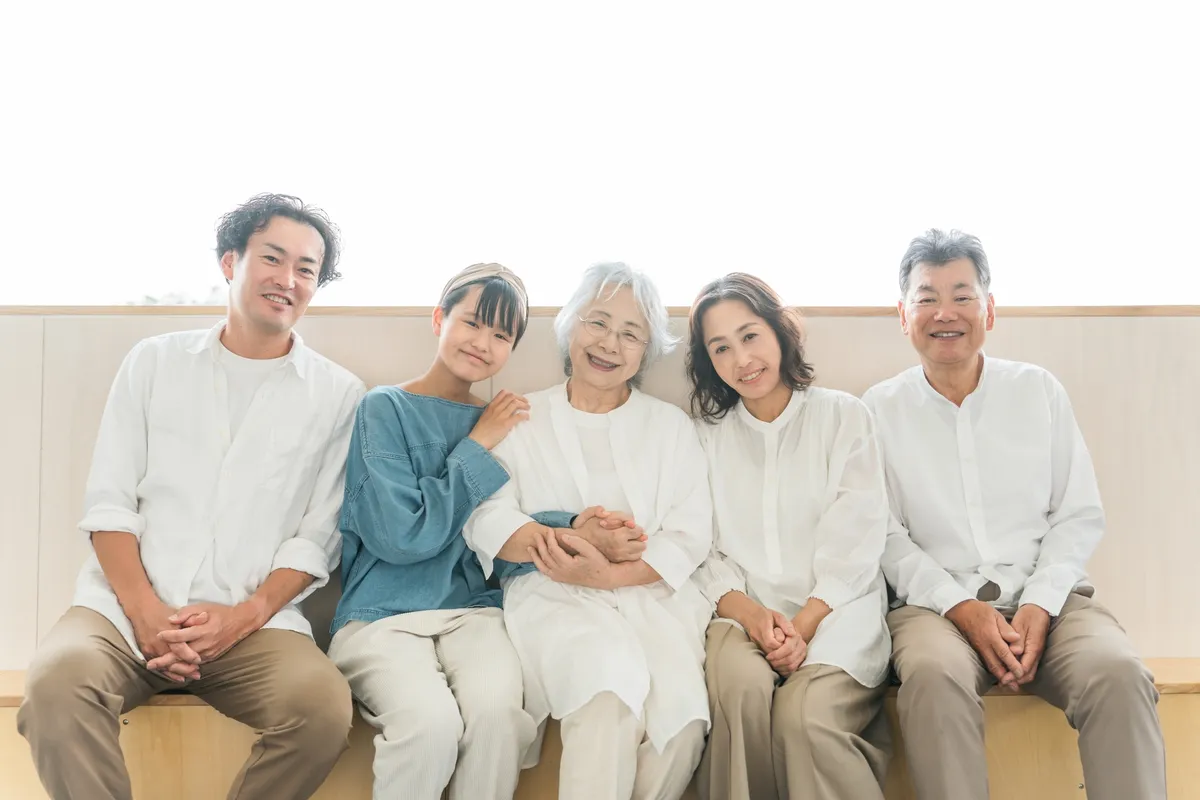 三世代家族の笑顔の集合写真