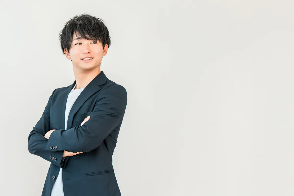 腕組みする男性ビジネスマン