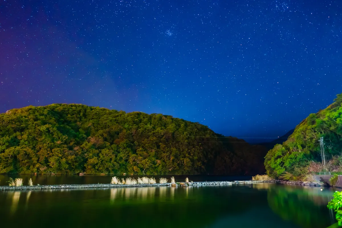 湖と星空に映る山