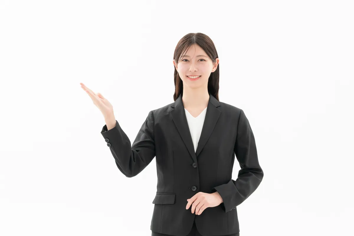 来客を案内する女性ビジネスマン