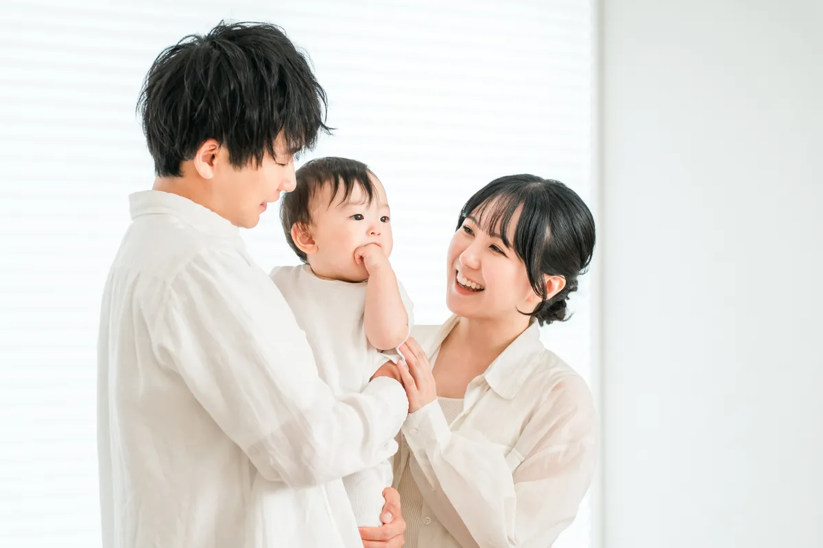 白い服の家族と赤ちゃん