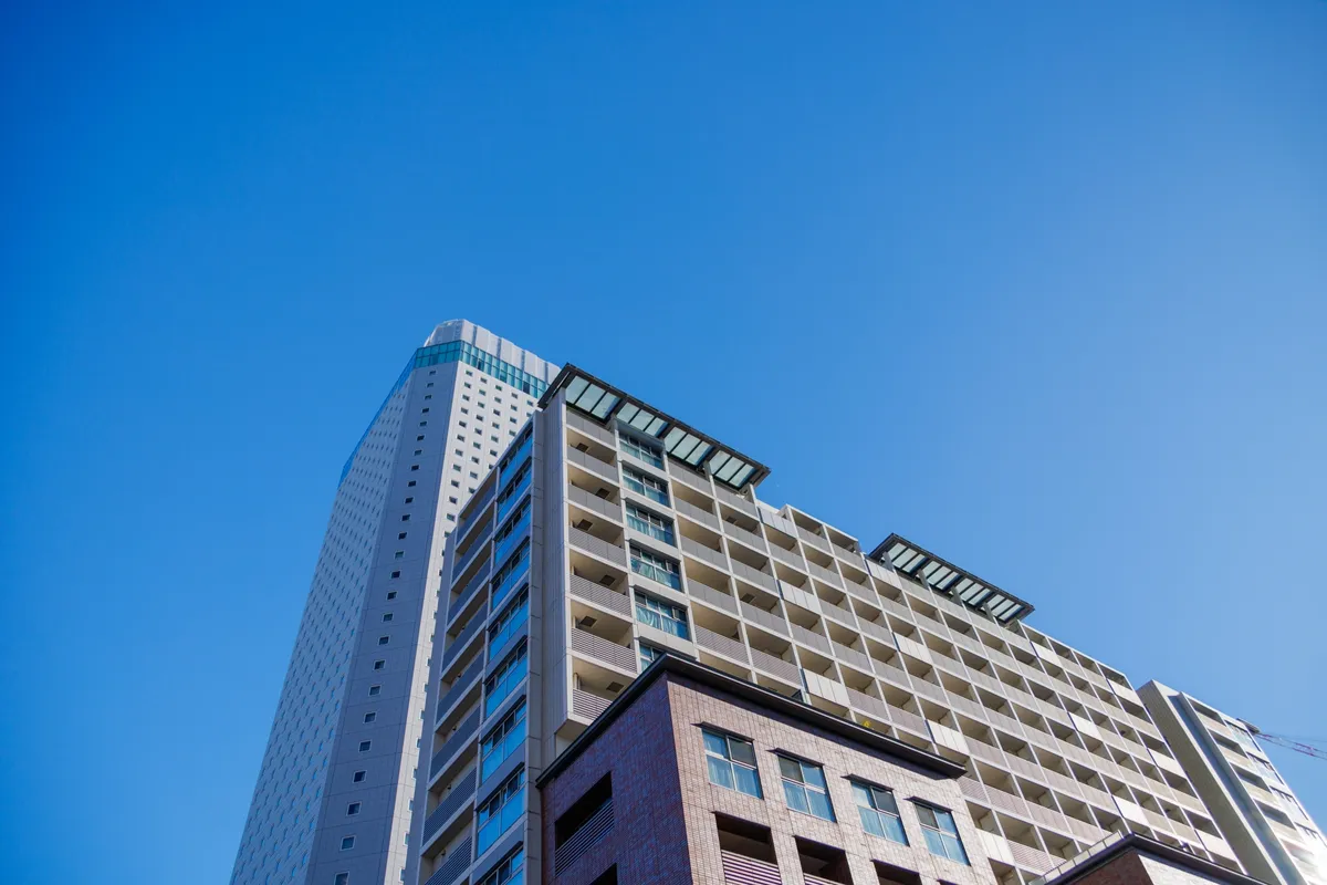 青空と高層マンション