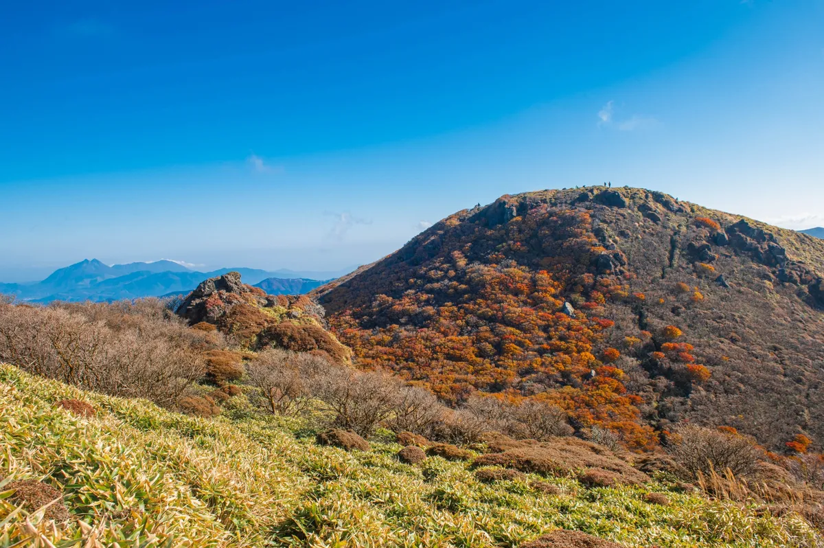 紅葉の山頂と登山者