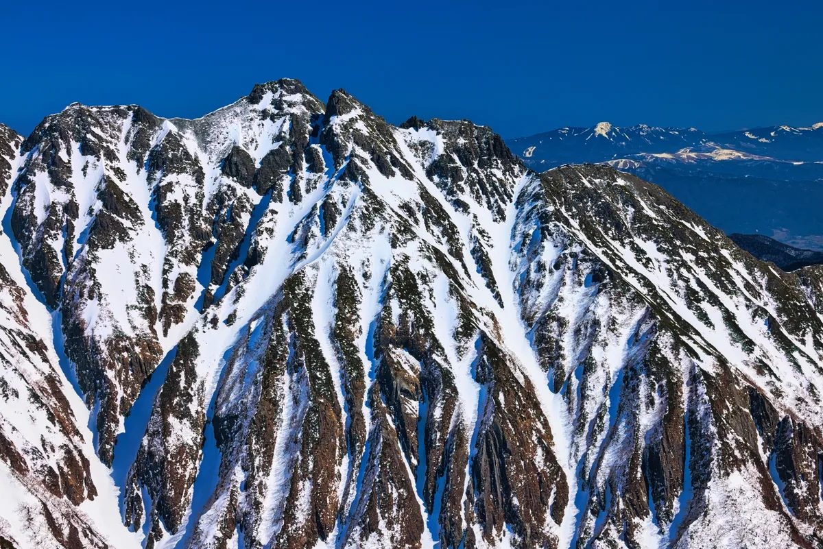 雪に覆われた山岳の岩壁