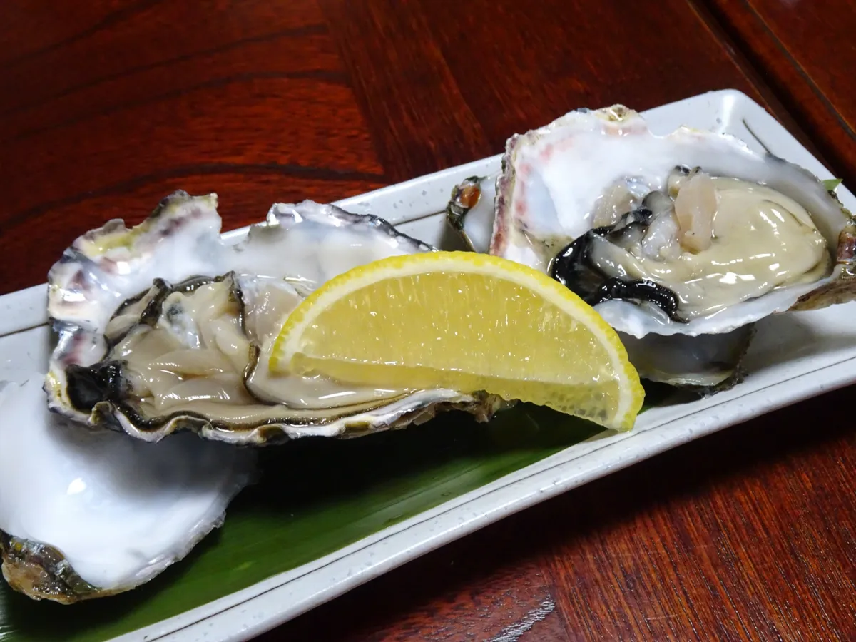 生牡蠣とレモン