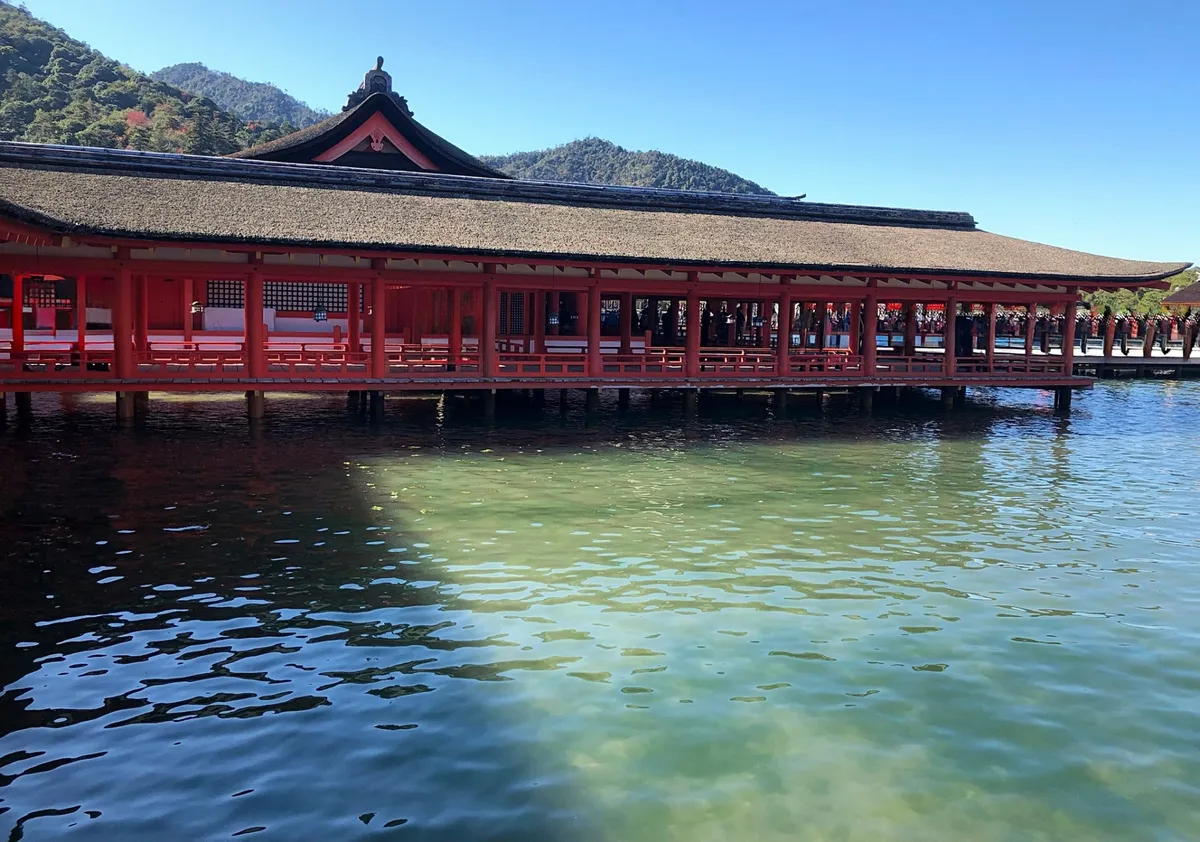 厳島神社の朱色の回廊