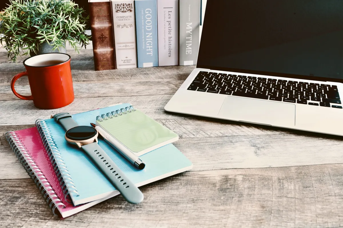 ノートPCとスマートウォッチのデスク