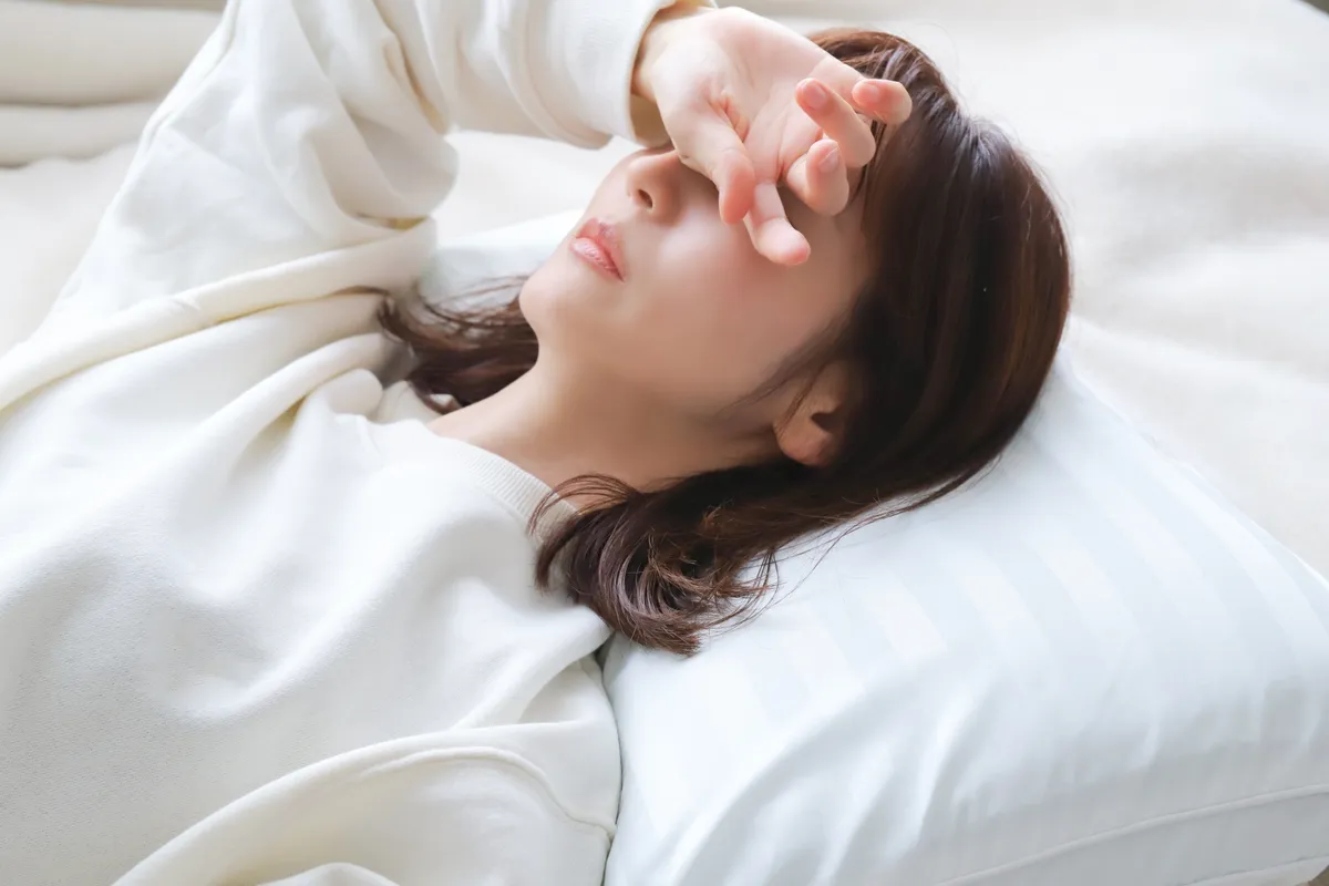 ベッドで休む女性