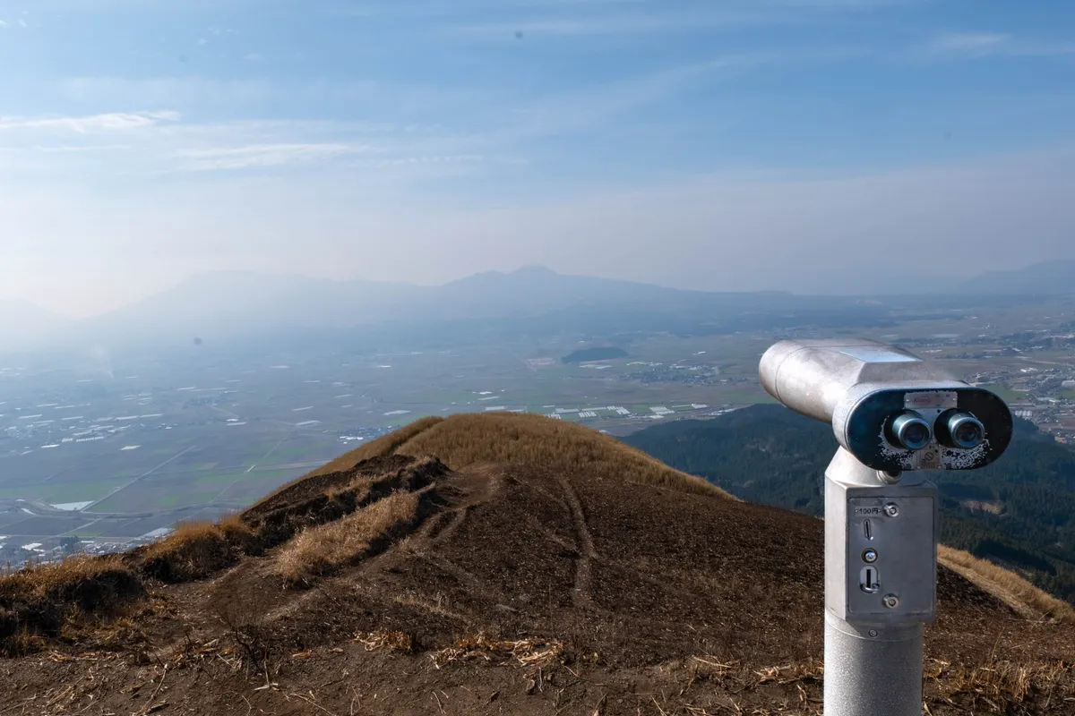 山頂展望台の双眼鏡と田園