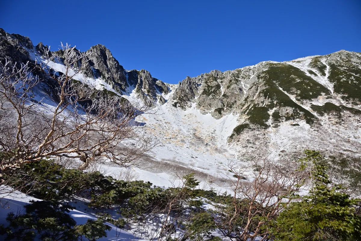 千畳敷の雪山と岩稜