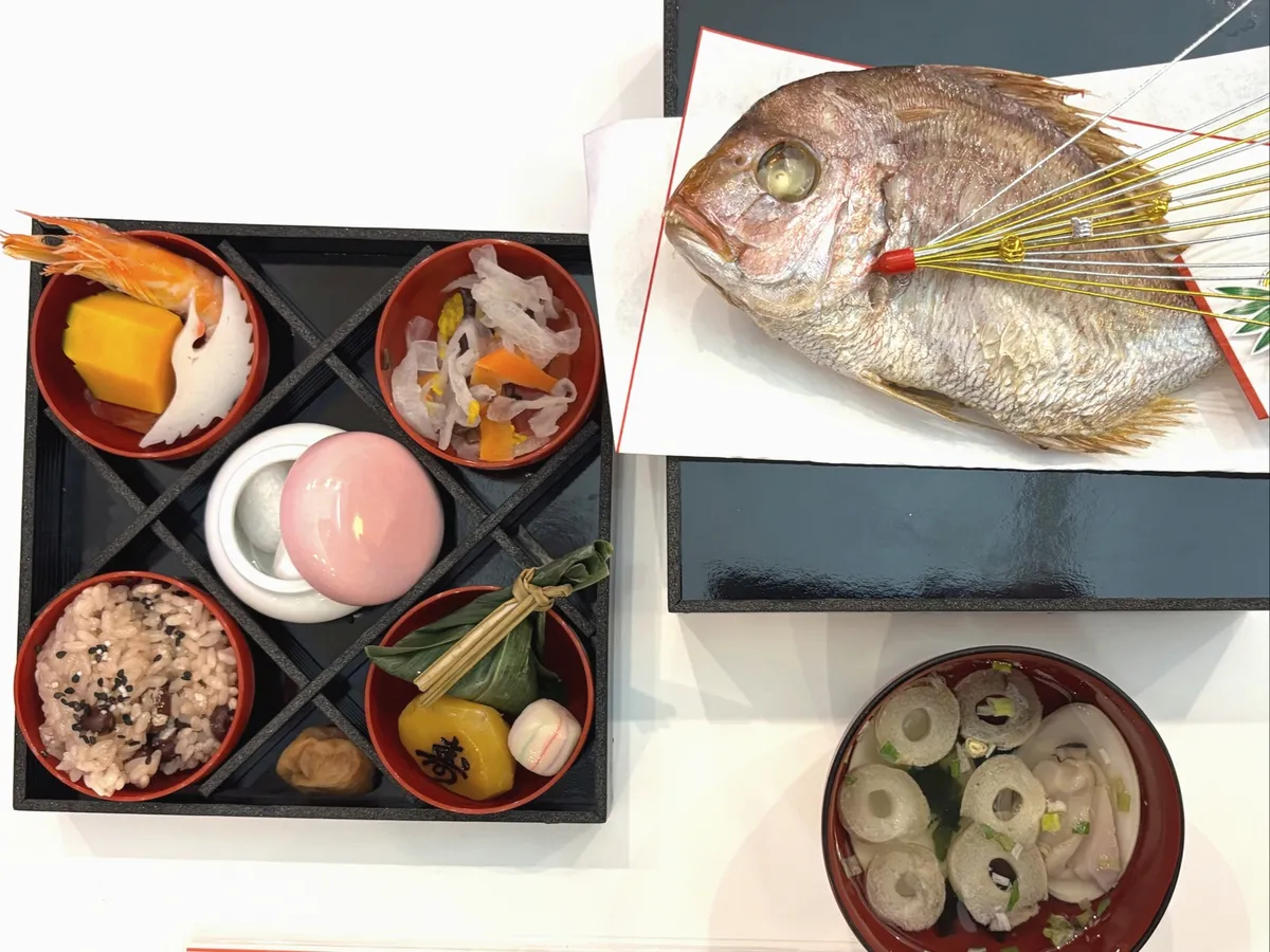 お食い初めの祝い膳と鯛