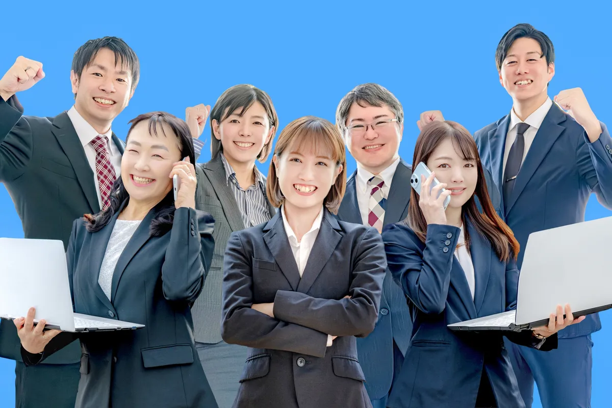 ガッツポーズで気合いを入れるビジネスチーム