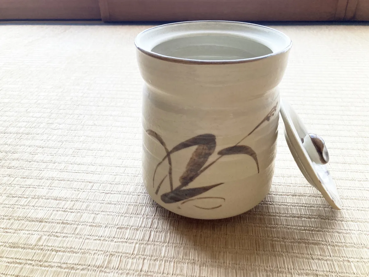 畳の上の湯呑み