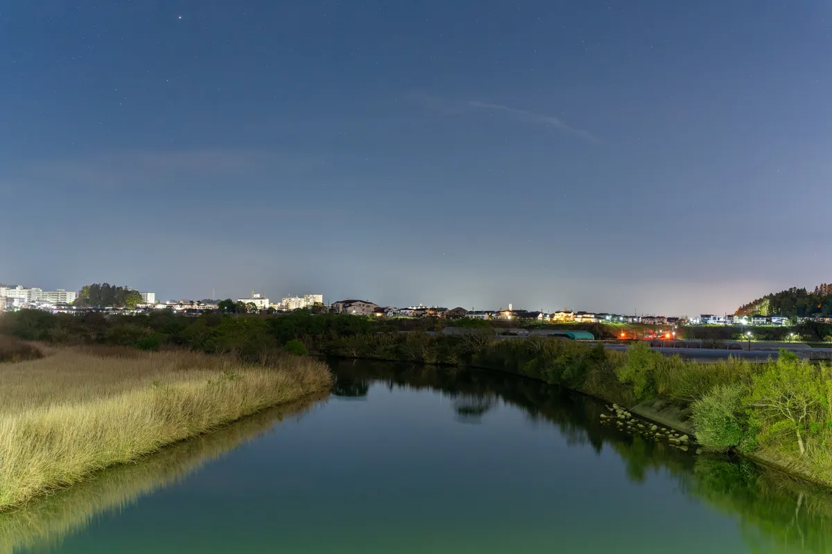 川と街明かりの夜景