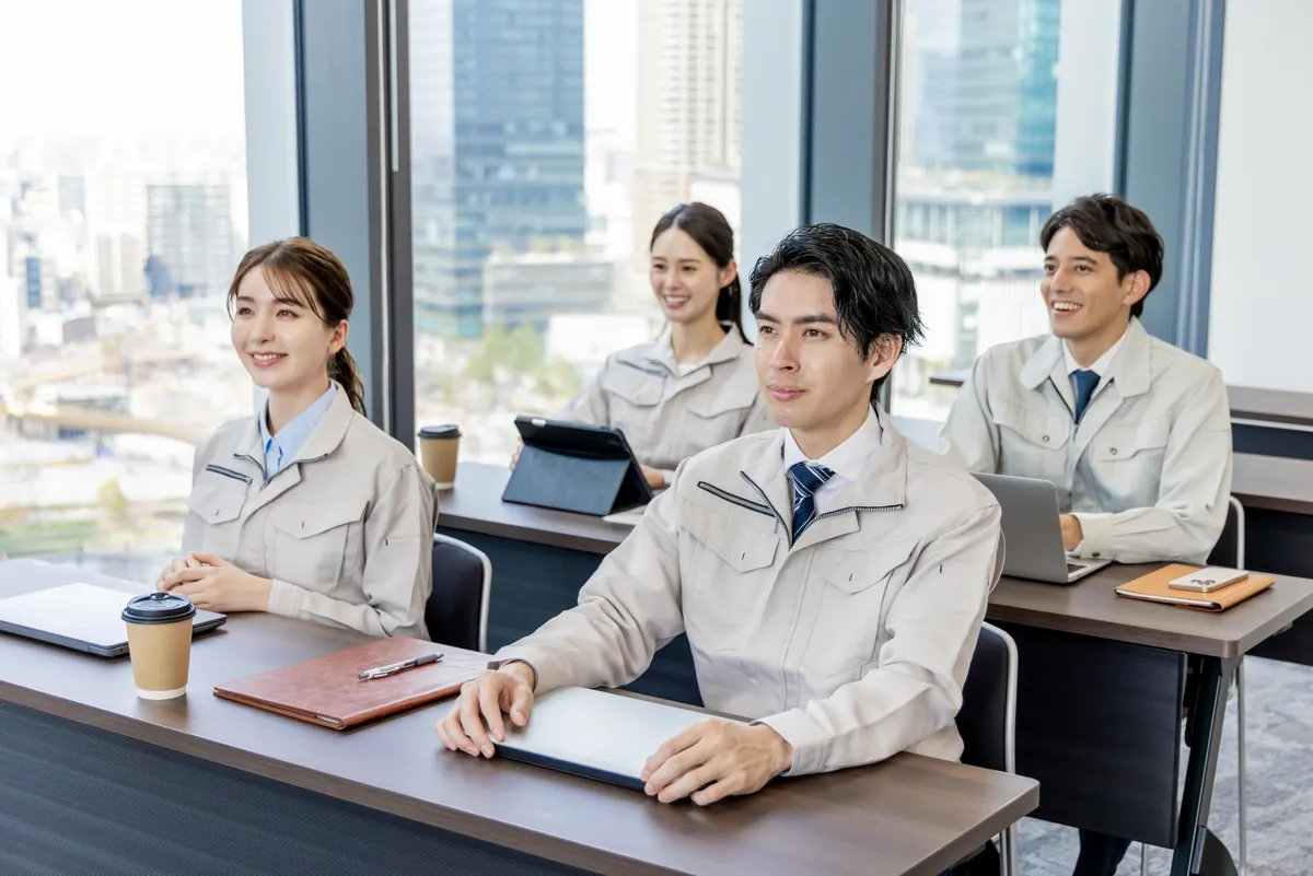 作業着で研修中のビジネスマン