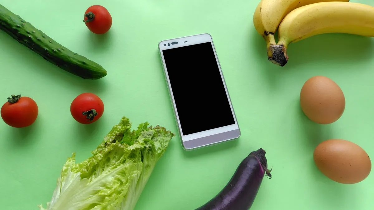 スマホと野菜・果物のフラットレイ