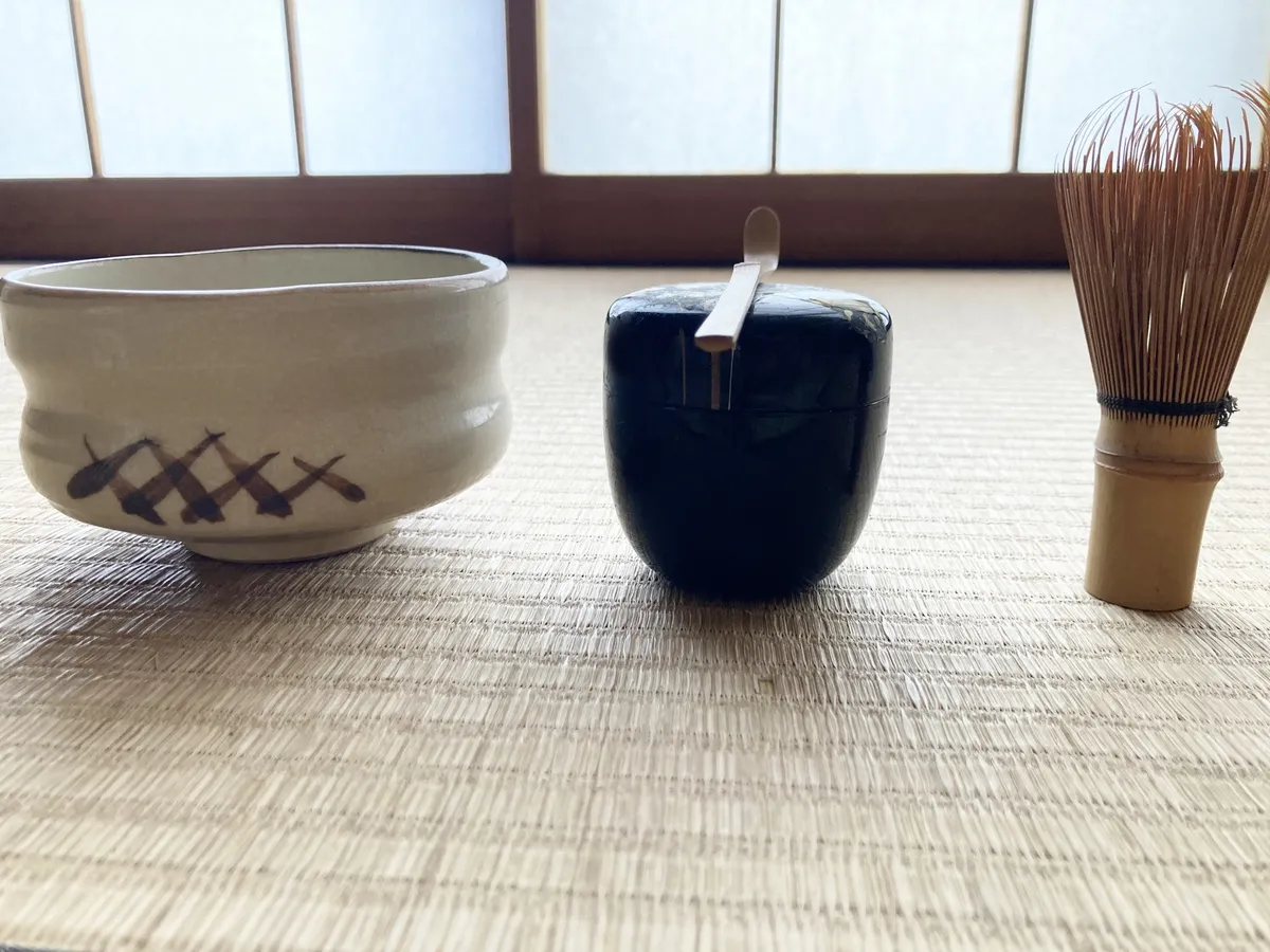 畳の上の茶道具一式