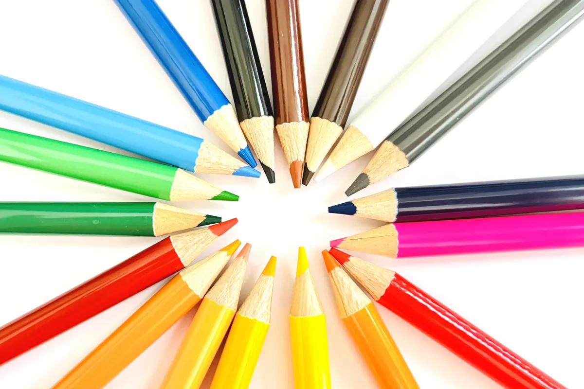 円形に並ぶ色鉛筆